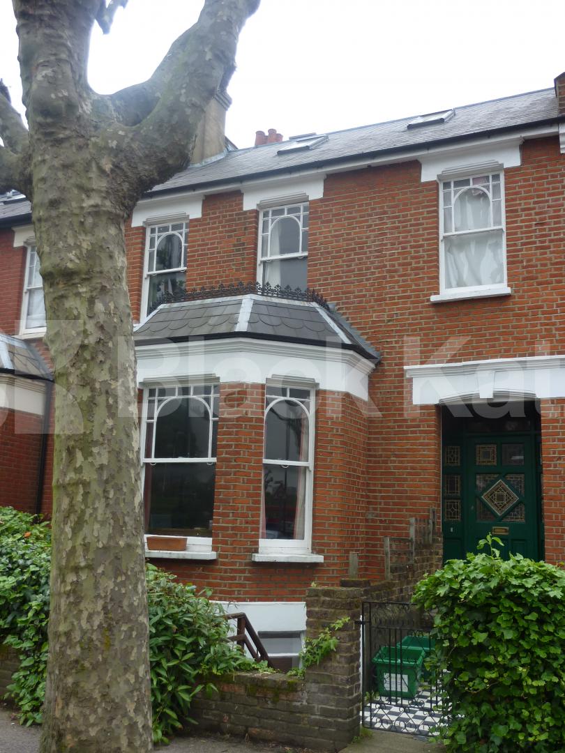 			MUST SEE !!!, 4 Bedroom, 1 bath, 1 reception Flat			 Stapleton Hall Road, FINSBURY PARK N4